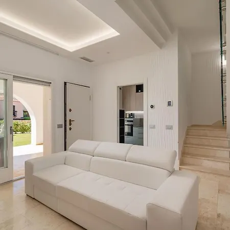 Beachfront Cala Del Faro * بورتو كيرفو